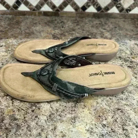 Minnetonka Women's 'Silverthorne 360' Flip Flop Sandals with Camo Strap Size 10 - Picture 1 of 8